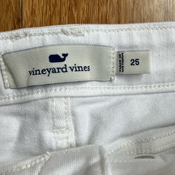 Vineyard Vines Jamie Fringe Stretchy Denim Shorts in White size 25. 1272 - Picture 2 of 3